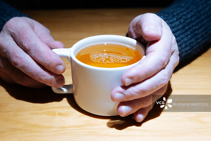 桌子上的马克杯中的绿茶图片素材