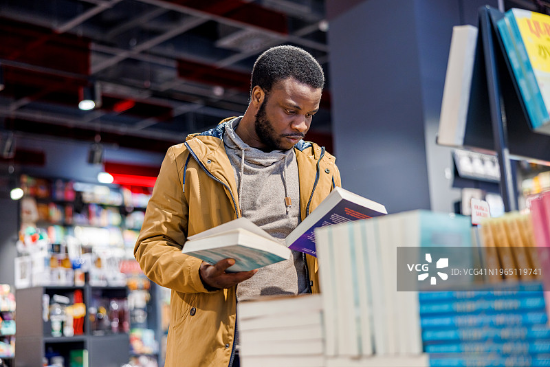 在书店选书的非裔美国男人图片素材