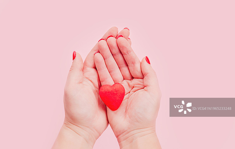 成年人的手捧着红心，医疗保健，捐赠和家庭保险概念，世界心脏日，世界健康日，企业社会责任，收养寄养家庭，希望，感恩，善良，概念图片素材