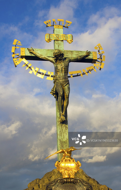 捷克布拉格查理大桥上的十字架和骷髅地图片素材