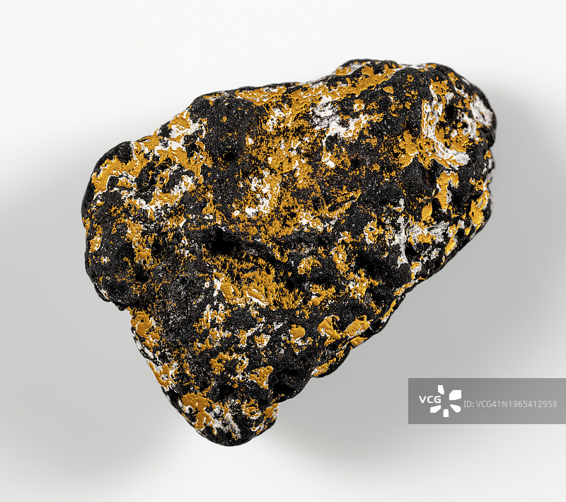 白色背景上的天然石材镶金图片素材