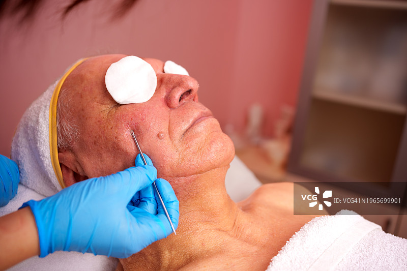 年长男士使用uno勺机械洁面图片素材