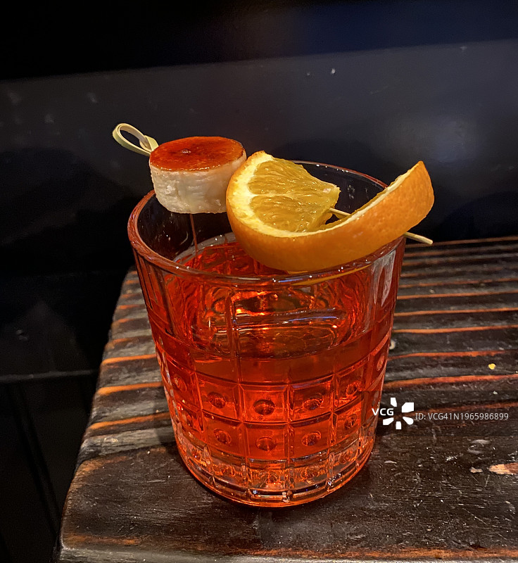 带有橙子和香蕉装饰的精酿波旁鸡尾酒图片素材