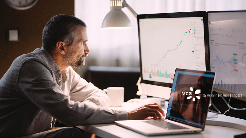 混合工作场所工作的股票商人图片素材