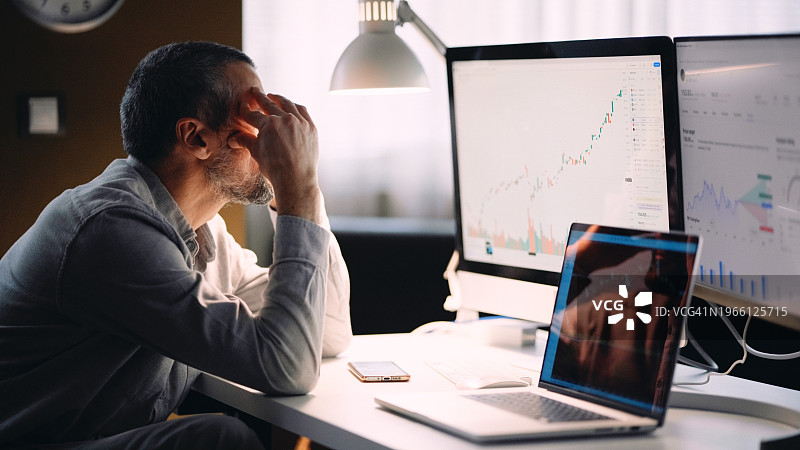 我来看看我能不能做到。在混合办公场所工作的股票商人图片素材