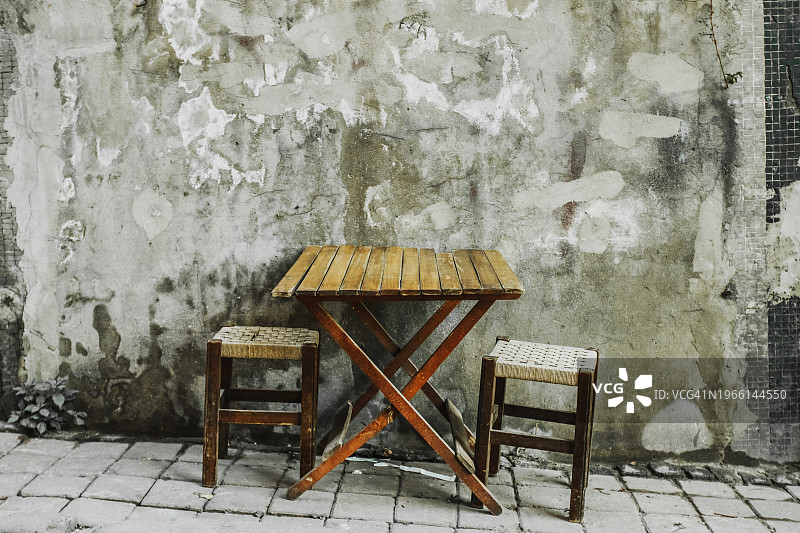 地道东方街边咖啡馆户外小桌椅图片素材