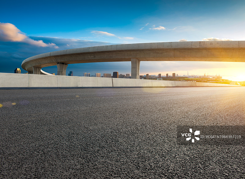 高架桥下的干净沥青路图片素材