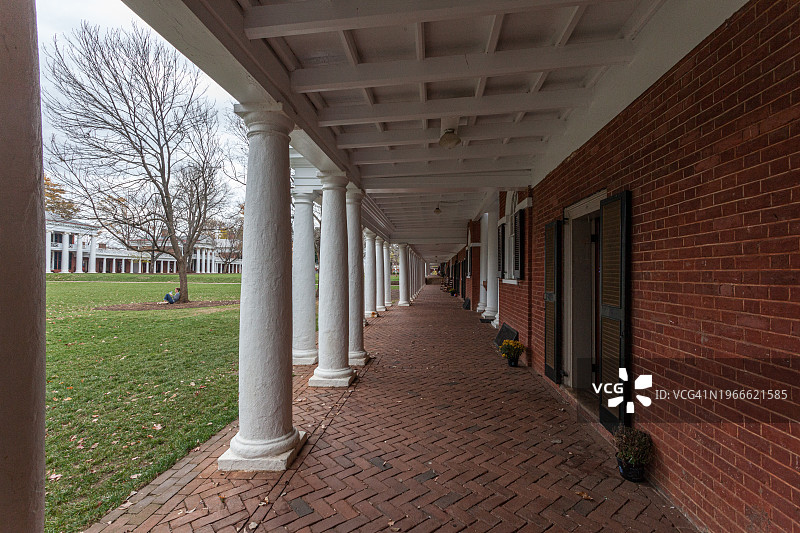 弗吉尼亚大学校园草坪和建筑图片素材