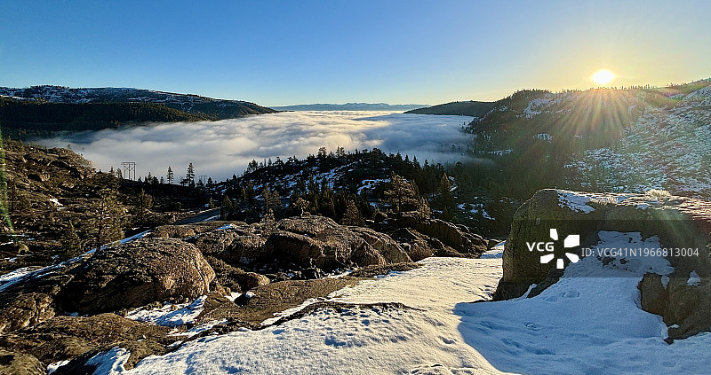 唐纳湖山谷中的云海、森林山丘和山脉、内华达山脉唐纳山口的景色（加利福尼亚州）图片素材