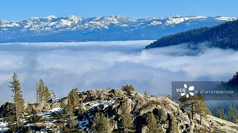 唐纳湖山谷中的云海、森林山丘和山脉、内华达山脉唐纳山口的景色（加利福尼亚州）图片素材