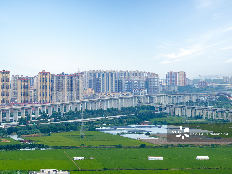 城市郊区农场鸟瞰图图片素材