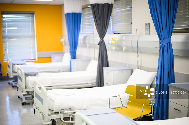 整洁的医院病床和卷起的病房窗帘图片素材