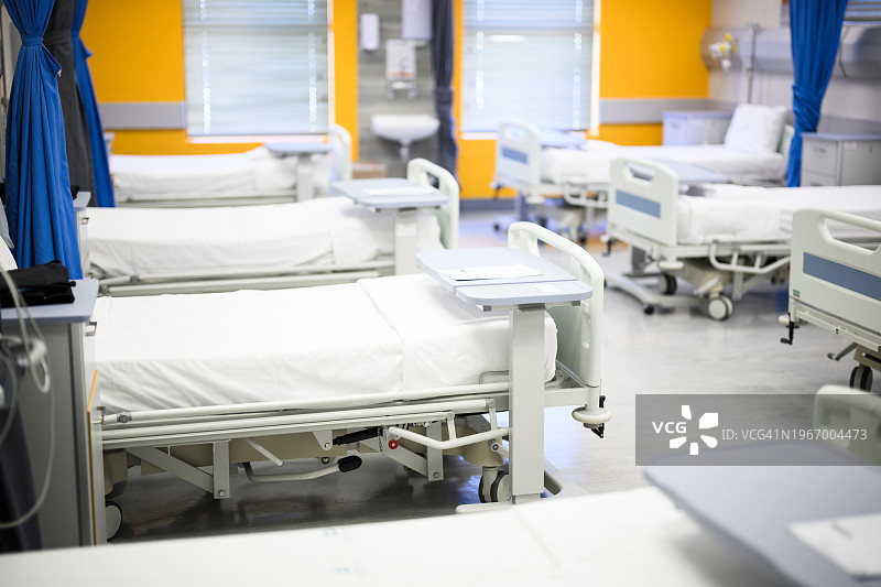 整洁的医院病床和卷起的病房窗帘图片素材