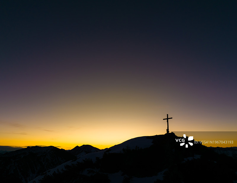 欧洲阿尔卑斯山脉黎明时分山顶的轮廓图片素材