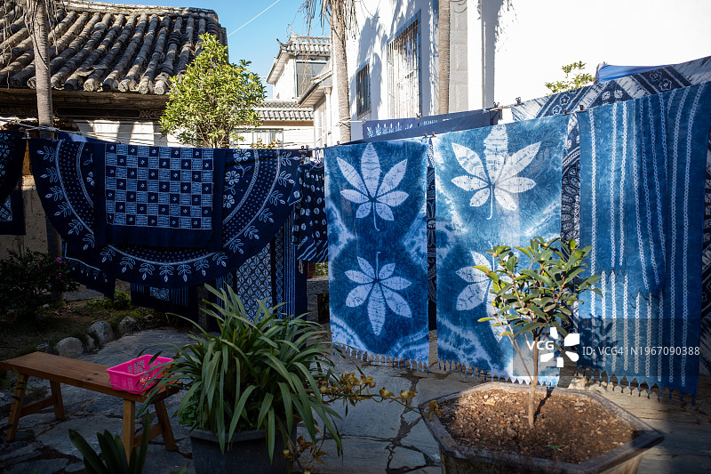 挂在古老白族村寨的蜡染布图片素材