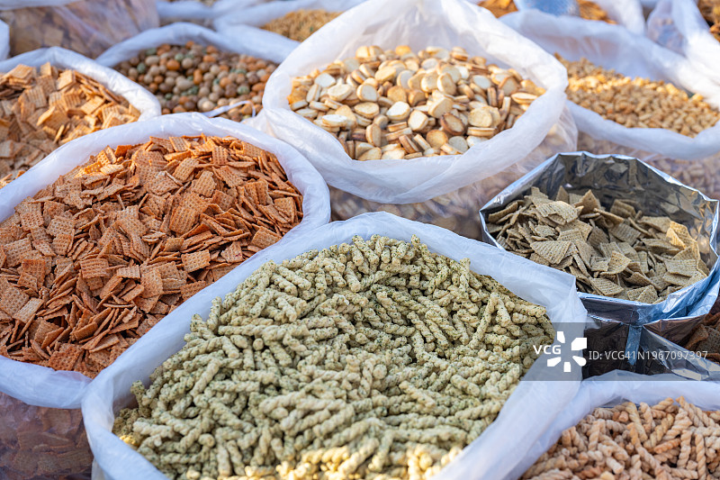 售卖各种糕点的零食摊位图片素材