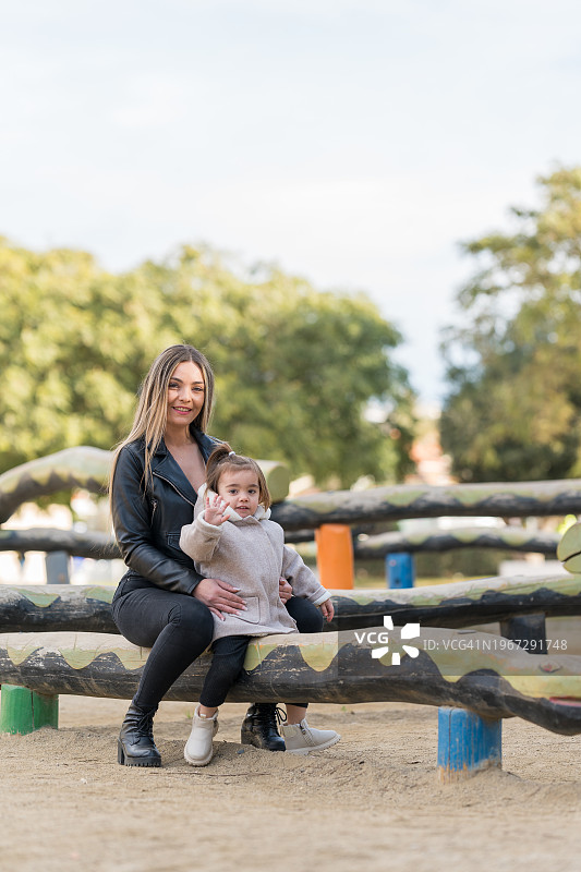 公园里的母女图片素材