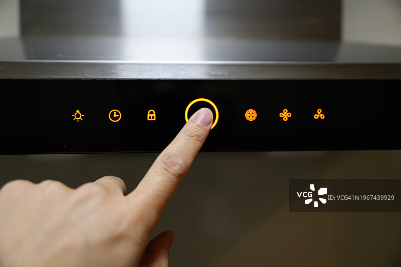 在中国家庭中控制抽油烟机图片素材