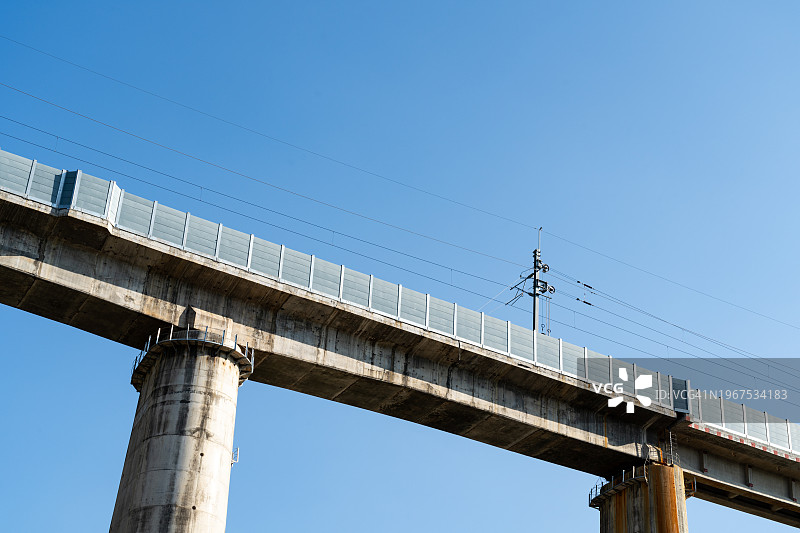 铁路桥梁的低视角图片素材