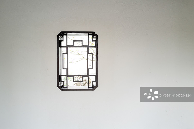 墙上的古典中式风格窗户图片素材