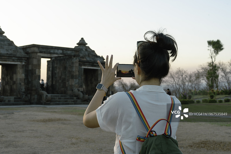 游客用智能手机拍摄日惹拉图博科寺庙图片素材