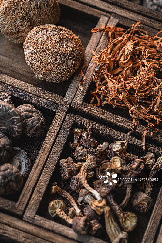 木箱里的干蘑菇图片素材