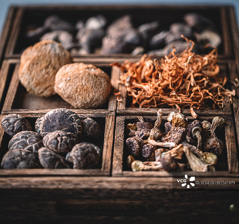 木箱里的干蘑菇图片素材
