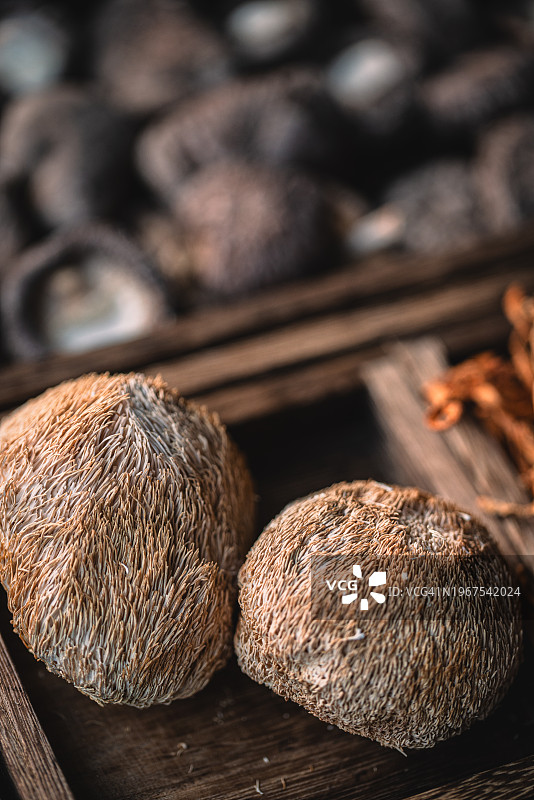 木箱里的干蘑菇图片素材