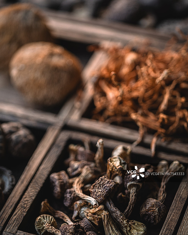 木箱里的干蘑菇图片素材