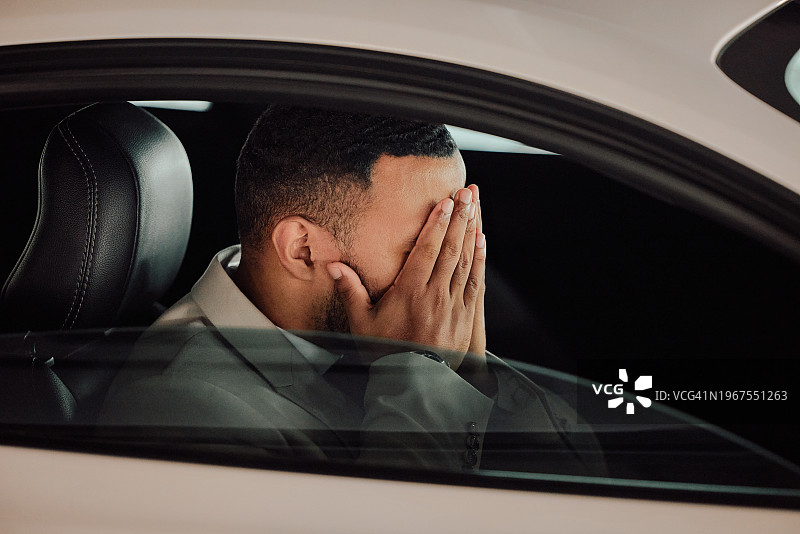 有压力和在车里捂着脸的商人，沮丧和工作危机，以及城市里的精神健康。会计师，职业生涯，在车里感到沮丧，交通和在城镇里的路怒图片素材