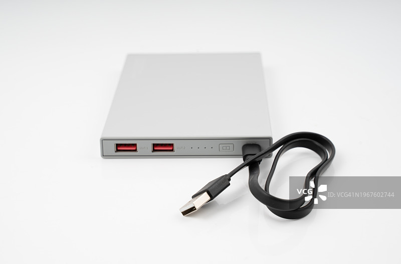 充电宝为移动设备充电图片素材