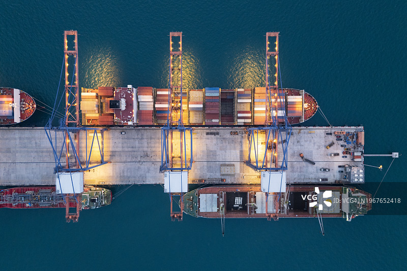 港口 transit 中货船的鸟瞰图图片素材