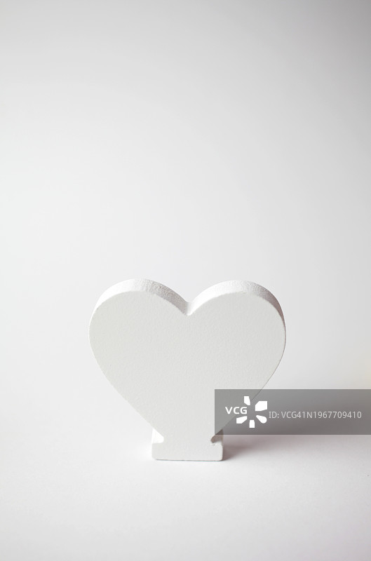 白色背景上的心形图片素材