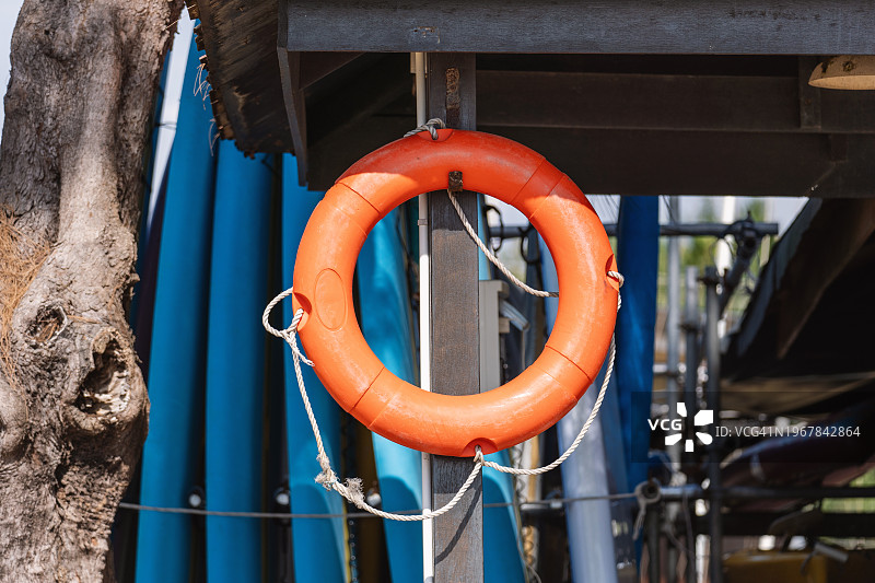 海军安全设备：橙色救生圈特写图片素材