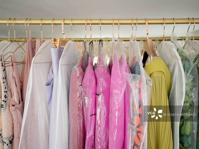 挂着结婚礼服的衣架图片素材