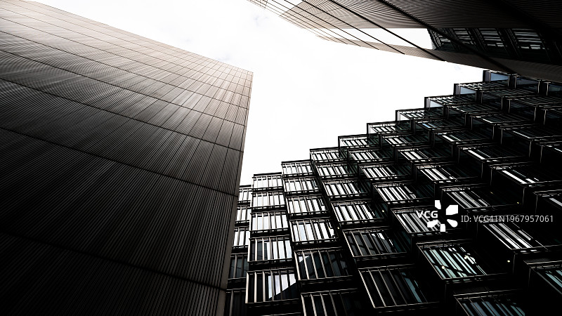 现代办公楼的仰视图图片素材