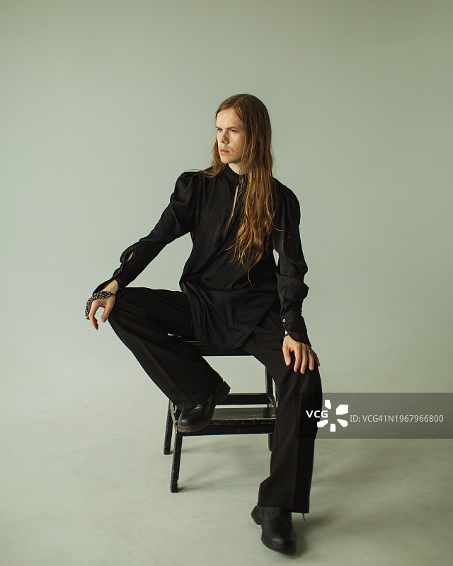 工作室里的哥特风格长发男人图片素材