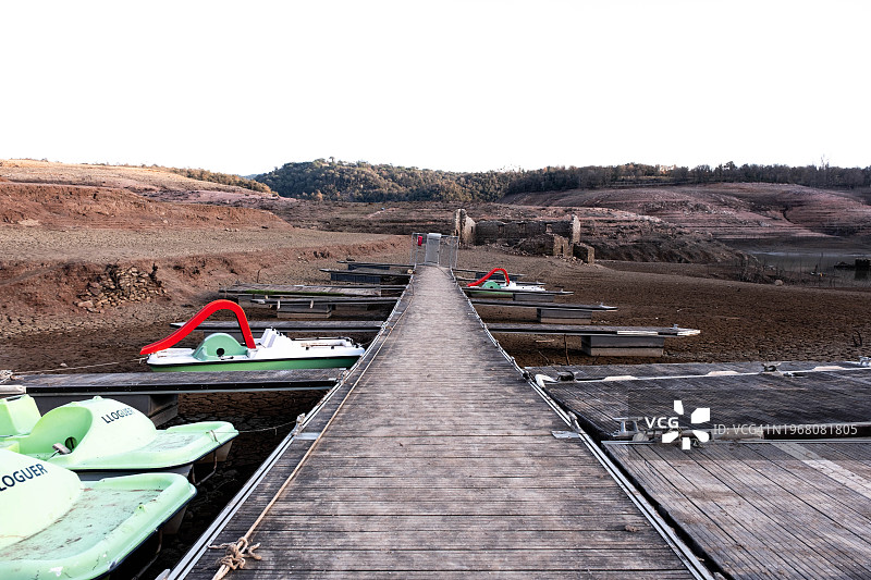 无水沼泽中的码头图片素材