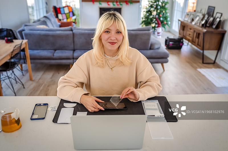 千禧一代女孩更换手机屏幕保护膜图片素材