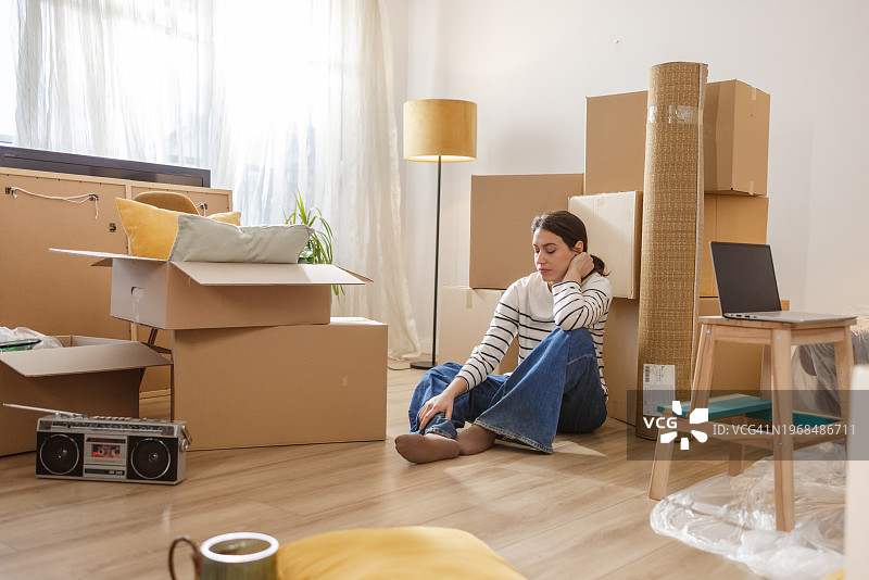 悲伤的年轻女人搬出旧公寓图片素材