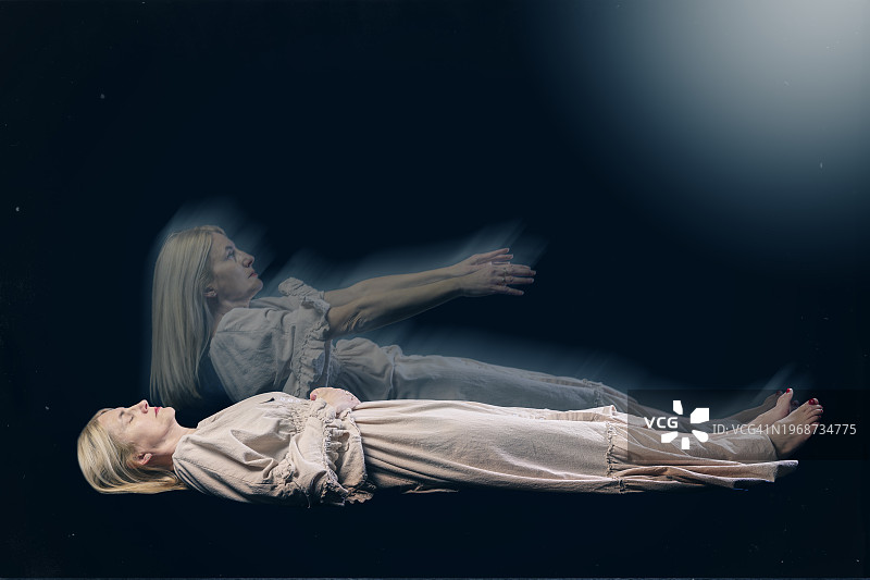 濒死体验中醒悟的女人图片素材