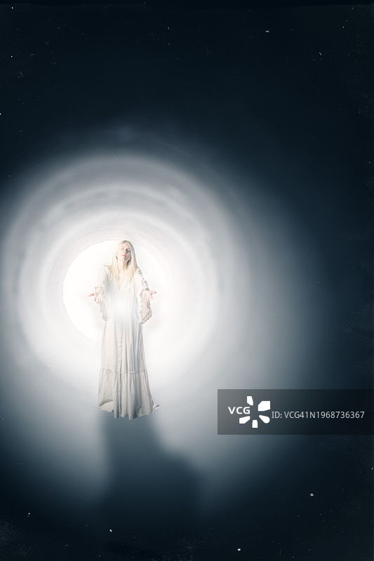 濒死体验中的光之隧道里的灵魂向导图片素材