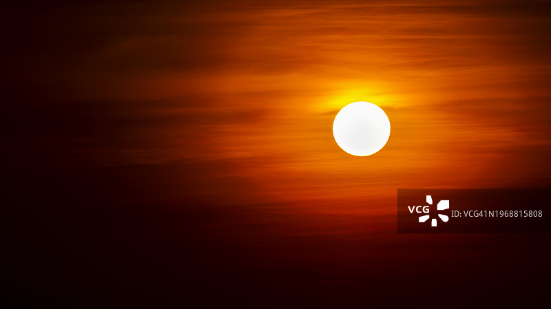 气候危机和灾难性热浪下的太阳、全球变暖、全球沸腾，气候变化，太阳和炎热的热浪图片素材