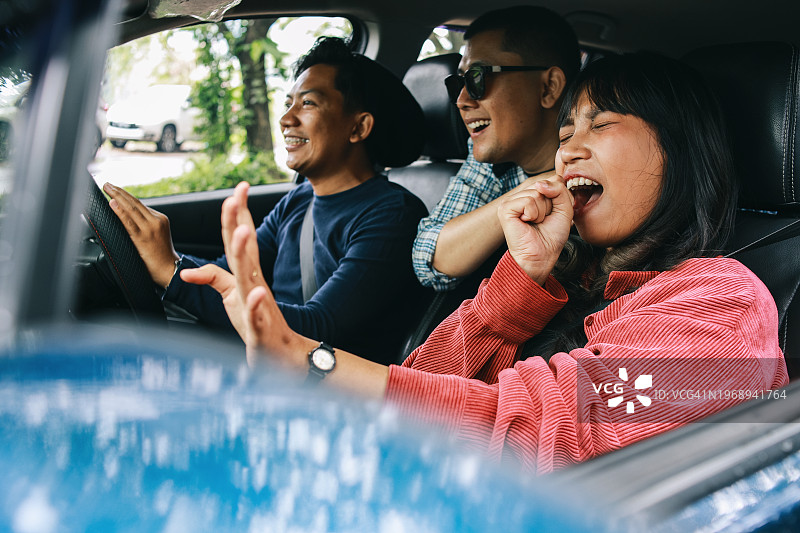 围着汽车的快乐的人们图片素材