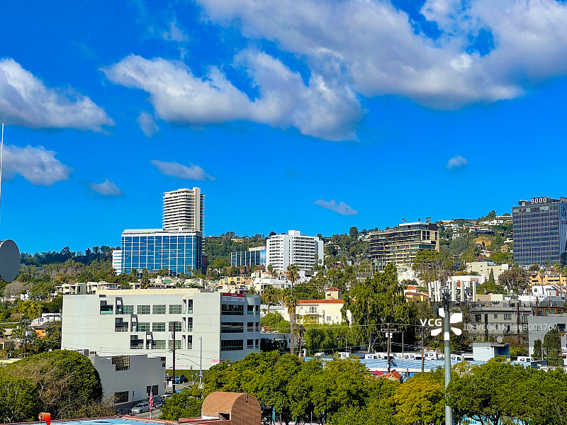 洛杉矶：蓝天下山丘上的商业和住宅建筑图片素材