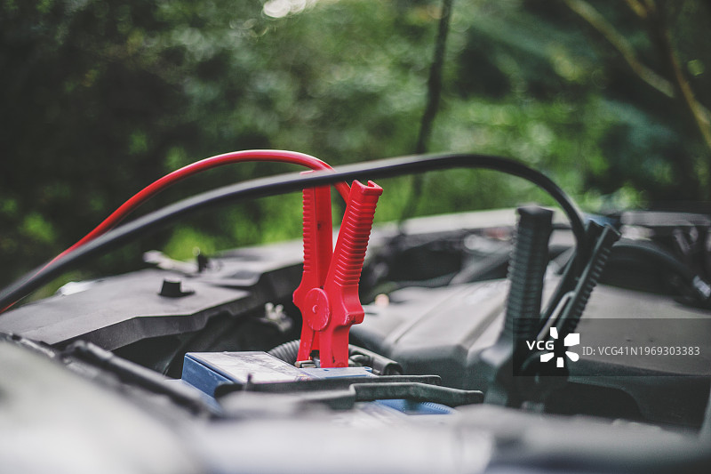 用鳄鱼夹给汽车电池充电图片素材