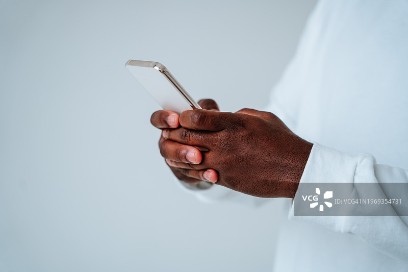 男士手中的手机图片素材