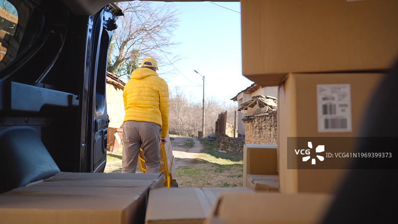 快递员装载邮政包裹准备派送图片素材