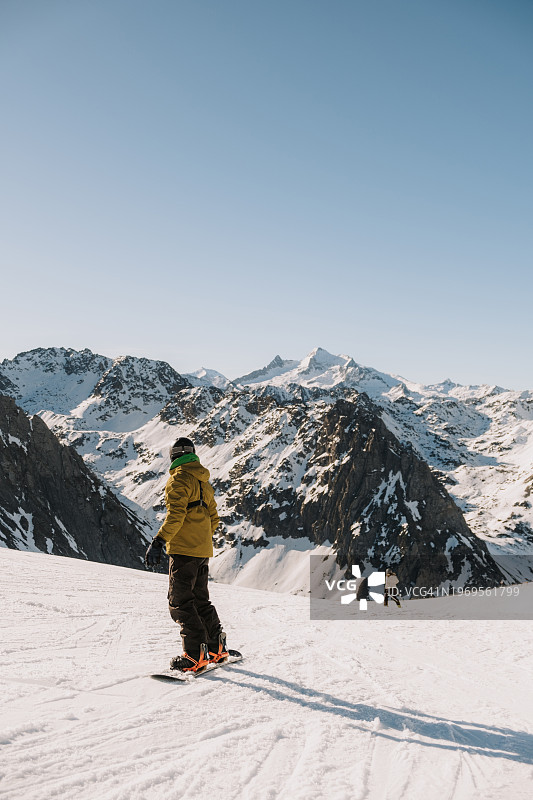 成年男子单板滑雪背影图片素材