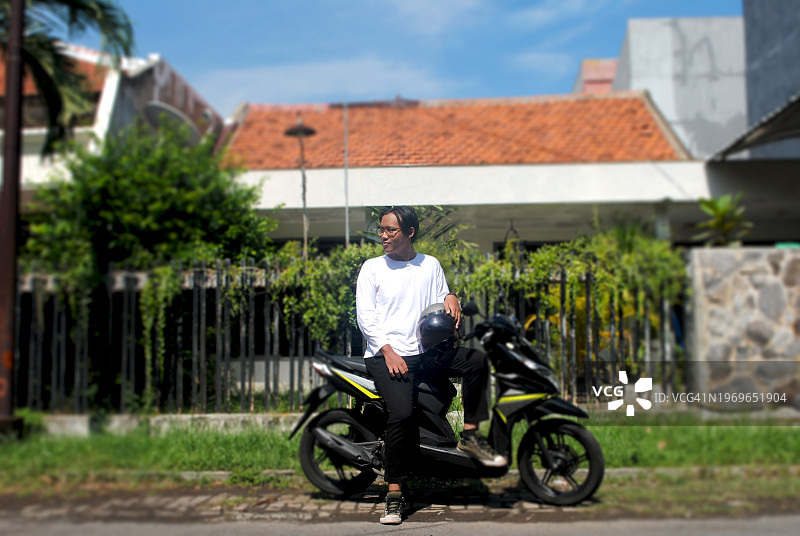 年轻男人和他的滑板车图片素材